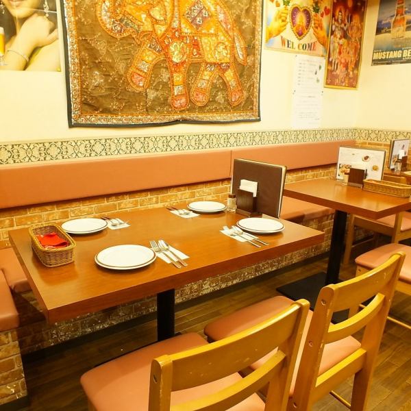 ソファーと椅子がゆったりと並べられた店内。アジアン音楽を聴きながらの本格インドカレーを味わうならシヴァジ♪