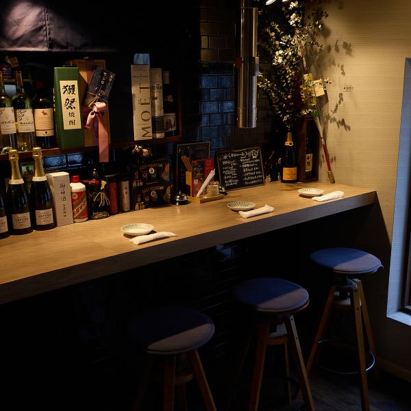 【カウンター席】焼肉を目の前で楽しめる臨場感たっぷりのカウンター席。炭火の音や立ちのぼる香りを間近に感じながら、一枚一枚ベストな焼き加減で味わえます。スタッフとの距離も近く、おすすめや焼き方の相談も気軽にできるのが魅力。おひとり様はもちろん、大人のデートにも最適な特等席です！