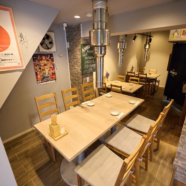 【テーブル席】ご家族やご友人との食事に最適な、ゆったりとしたテーブル席。落ち着いた空間で、会話を楽しみながら焼肉を囲めます。炭火を中央に据え、取り分けもしやすく、宴会やグループ利用にもおすすめ。賑やかさの中にも心地よさがあり、上質な肉とともに特別な時間をお過ごしいただけます。