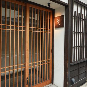 落ち着いた大人の雰囲気を醸し出す【とんかつみとん四間道】。寛ぎの和空間には、カウンター7席のみ。目の前で繰り広げられるお肉のカットは圧巻です。おひとり様はもちろん、デートや接待にも◎お洒落で古風な外観も魅力です。