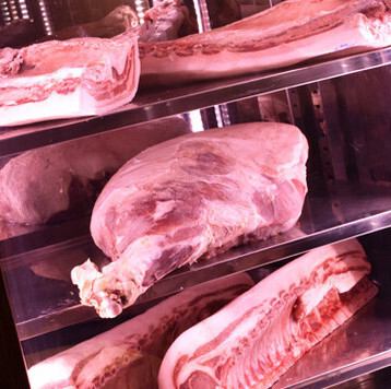 繊細な肉質の変化を抑え、旨味を閉じ込めます。調理の瞬間まで一切の妥協なく、素材本来の品格を守り抜く──それが、私たちの美味へのこだわりです。