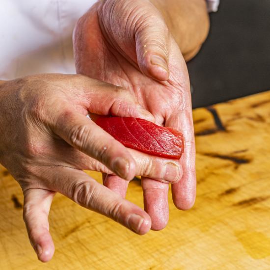 新鮮な食材だけを使って絶品のお鮨をお楽しみください。