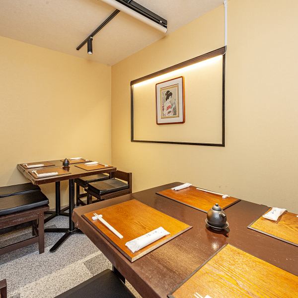 落ち着いた雰囲気の店内となっており、ご友人や家族でのお食事や貸切利用といった様々な用途でご利用いただくことができます！テーブル席は半個室となっておりプライベートな空間でお食事を楽しんだり、仕切りを外すことで4名様以上でのご利用も可能となっています。ぜひ当店で楽しいひと時をお過ごしください♪