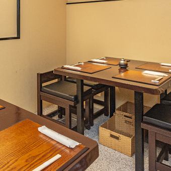 落ち着いた雰囲気の4名掛けのテーブル席をご用意しています。広々とした空間となっているので快適にお食事をお楽しみいただくことができます。ぜひご家族やご友人とのプライベート利用から接待などのフォーマルなお食事の際にも様々な用途に対応しております。