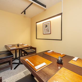 仕切りを降ろすことで半個室として利用できる4名掛けのテーブル席を2席、ご用意しています。仕事帰りに急に決まった飲み会でも対応可能です。プライベートな空間を保つことができるので、気兼ねなく同僚やご友人同士との会話をお楽しみいただくことができます。ぜひ、飲み会等でご利用ください。