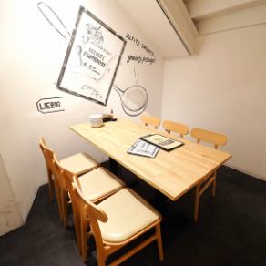 【離れ個室　6名×1席】6名様ほどでお使いいただける個室がございます。衛生面でも安心な個室のお席は人気◎お席の数に限りが御座いますのでお早めのご予約を！誕生日・記念日のお祝い、女子会、宴会にもぴったりです。