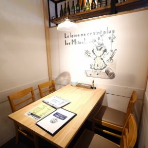 【半個室　4名×4席】落ち着いた雰囲気の中でお食事をお楽しみください様々なサイズの個室をご用意しております。少人数からご用意できる個室がございます。人気のお席となりますのでお早めにご予約をお願い致します。