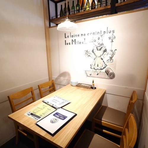 【半個室　4名×4席】落ち着いた雰囲気の中でお食事をお楽しみください様々なサイズの個室をご用意しております。少人数からご用意できる個室がございます。人気のお席となりますのでお早めにご予約をお願い致します。