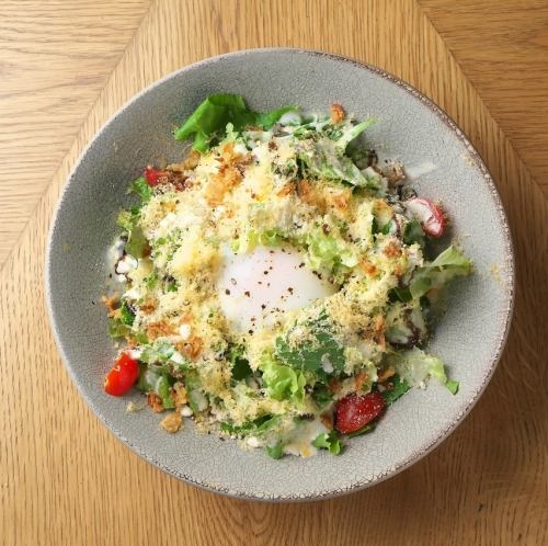 2種チーズのシーザーサラダ”温玉乗せ”
