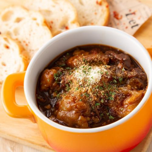 Beef stewed in red wine with baguette