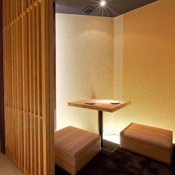 【接待や会食にも活躍】プライベート感満載の2名様用のお席。大切なビジネスシーンでのご利用はもちろん、デートにも最適です。
