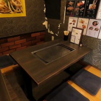 お話もお酒も弾むテーブル席