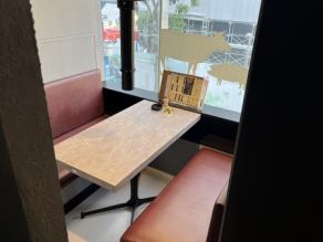 プライベートなお食事にぴったりな半個室のお席です。