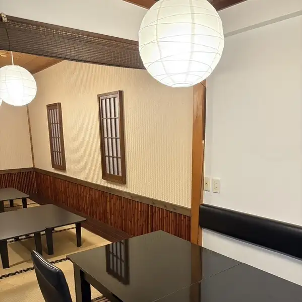 あったかい和の雰囲気の店内です！ほっとくつろげる空間で美味しい食事とお酒をご用意しお待ちしております♪