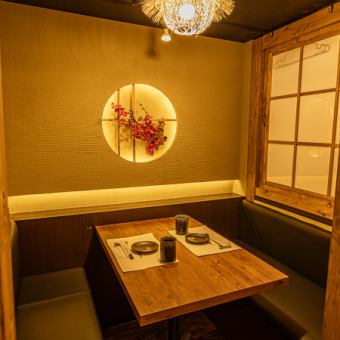 《2名様用テーブル個室席》間接照明の柔らかな光のあたる店内で思い出話や今後の展望といった会話の華を添える空間造りのお手伝いをいたします。