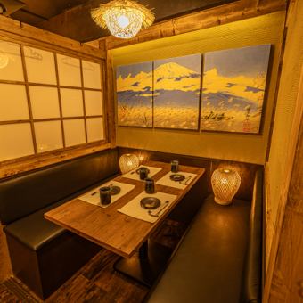 《3名～4名様用テーブル個室席》少人数様向けのオシャレな"個室"を完備しております♪デート利用から、少人数の飲み会、接待などにもご好評頂いております。新橋徒歩１分の和モダン居酒屋「よりみち」人数や、予算、開催時間などお気軽にご相談ください♪
