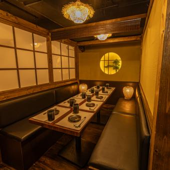 《7名～10名様用テーブル個室席》大切なお客様を迎えての接待やビジネス仲間との会食、お仕事仲間との歓送迎会や忘年会はもちろん、ご家族・親族でのお食事などにもご利用あください。ご宴会は飲み放題付が断然おトク。ゆったり大切な時間を価値あるものを♪