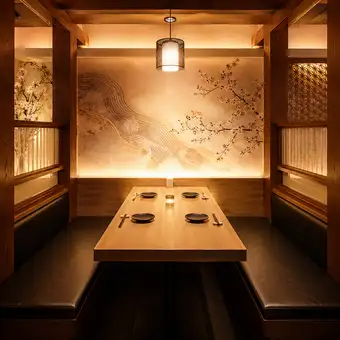 《2名様用テーブル個室席》間接照明の柔らかな光のあたる店内で思い出話や今後の展望といった会話の華を添える空間造りのお手伝いをいたします。