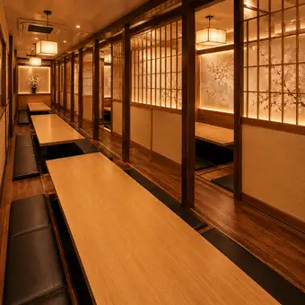 《～20名様用テーブル個室席》落ち着いた空間で大人の宴会をご提案☆様々なシーンに合わせたお席をご用意しておりますのでお気軽にお問い合わせください◎新橋徒歩1分の和風個室居酒屋になります。お料理とお酒の種類も豊富かつリーズナブル◎
