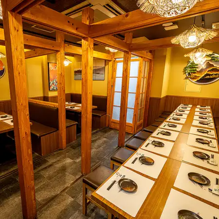 《최대 150분까지 전세 가능》 이것만의 규모의 전세를 할 수 있는 것은, 신바시 중에서도 희소합니다!간사님도 안심!회사 연회에 추천의 대형 테이블 개인실이나 느긋한 공간이 인기입니다♪소중한 손님을 맞이한 접대나 비즈니스 동료와의 회식, 일 동료와의 각종 다양한 연회는 물론, 가족·친척
