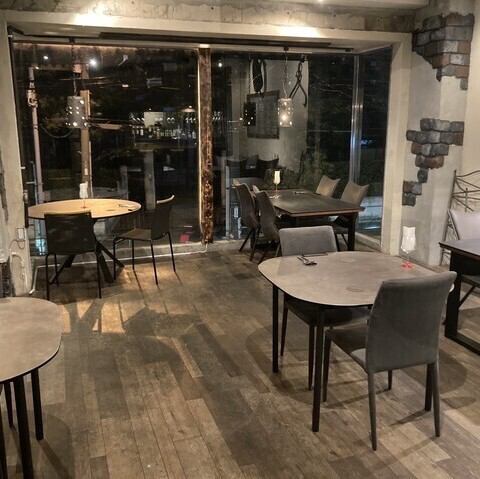 天井が高く重厚感のある落ち着いた雰囲気の店内には、カウンター席やテーブル席のほか、ゆったりくつろげるソファー席も1卓完備しています。接待やデート、お一人様でも楽しめるお店となっております。