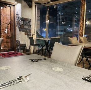 4名様掛けのテーブルを3卓ご用意しております。重厚感がありおしゃれな店内で味わうイタリアンが絶品です。