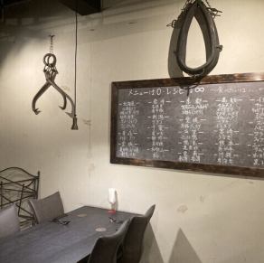 4名様掛けのテーブルを1卓ご用意しております。目の前の黒看板には、シェフが仕入れた厳選食材が掲載されており、お好みでお選びいただいた食材をもとに料理を振る舞います