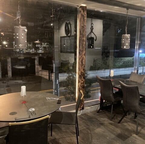 4名様掛けのテーブルを2卓ご用意しております。窓際に近くのお席は開放感があります。