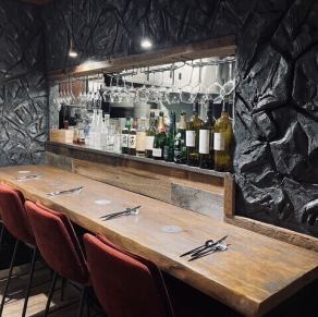 4名様までご利用可能なカウンター席をご用意しております。お一人様でもゆったりと楽しめます。