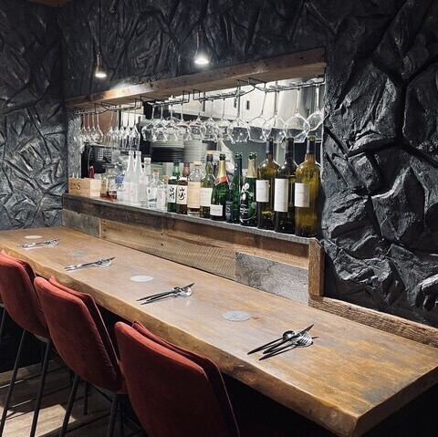 4名様までご利用可能なカウンター席をご用意しております。お一人様でもゆったりと楽しめます。