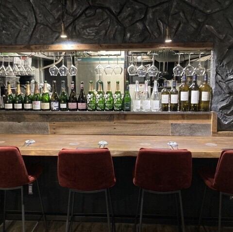 4名様までご利用可能なカウンター席をご用意しております。目の前にはワインがずらりと並び、お好きなワインを選ぶこともできます。