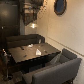 4名様掛けのソファ席もご用意しております。ふかふかのソファーでゆっくり腰を掛け高級イタリアンをご賞味ください。