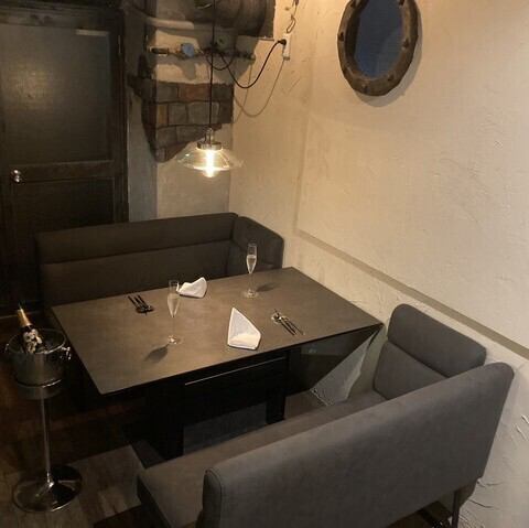 4名様掛けのソファ席もご用意しております。ふかふかのソファーでゆっくり腰を掛け高級イタリアンをご賞味ください。