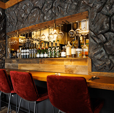 重厚感のある落ち着きのある店内で高級イタリアンのお店