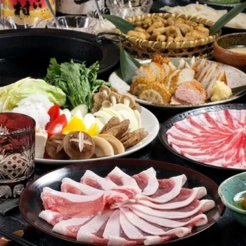 <p>木の温もりを感じる店内は、仕事帰りの一杯やご友人とのお食事に最適。ゆったりとした時間をお過ごしいただけます。</p>