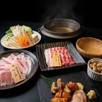 [Matsu Course] A luxurious 8-course meal featuring horse sashimi, amberjack sashimi, and Kurobuta pork shabu-shabu. 7700 yen per person (tax included).
