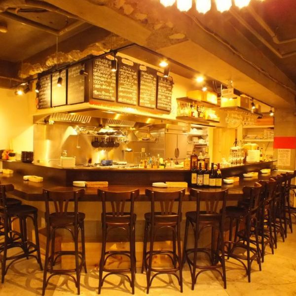 Counter seats where regulars gather ☆ You can enjoy cooking in front of you because you can see the kitchen and two birds with one stone! How about eating at Honmachi's hideaway Italian on weekdays and weekends ♪
