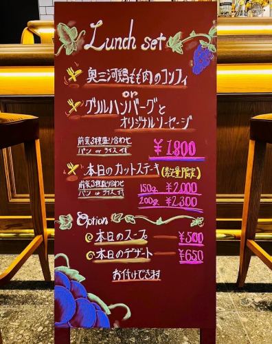 .
.
.
【黒板職人】
ザステの裏側紹介♪
熊🧸のような後姿のコックが
一心不乱に書き上げた⁉️
おしゃれなランチメニューの黒板🤭

新しいランチがスタート！
この後も新メニューを追加予定♪
近くにお越しの際はぜひお立ち寄りください。

H.P.URL:
https://sugimotothesteak.owst.jp/

.
.
.
#sugimotothesteak #steak #tボーンステーキ #tボーン #名駅ステーキ #名駅レストラン #名駅グルメ #名古屋レストラン #名駅ディナー #名駅 #名古屋グルメ #お肉好きな人と繋がりたい #ステーキランチ #熟成肉 #ハンバーガー #名駅ランチ #名古屋ハンバーガー #bar #名古屋bar #名駅3丁目 #仕事帰りに #ビストロ #肉好きな人と繋がりたい #肉スタグラム #ビストロランチ