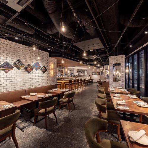 At night, the interior of the restaurant exudes an adult atmosphere.
