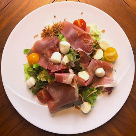 スペイン産生ハムとパールモッツァレラチーズのサラダ