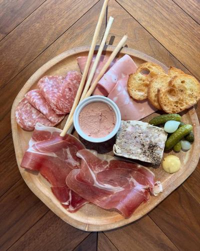 お肉の前菜盛り合わせ"シャルキュトリー"
自家製のパテやレバームース、拘りのハムなどを盛り合わせた一皿です。
ワイン🍷のお供に最高ですよ。
#スギモトザステーキ #名古屋#名駅#肉#熟成肉#Tボーンステーキ#骨付き肉#スギモト#ワイン#ビストロ#オステリア#女子会#宴会