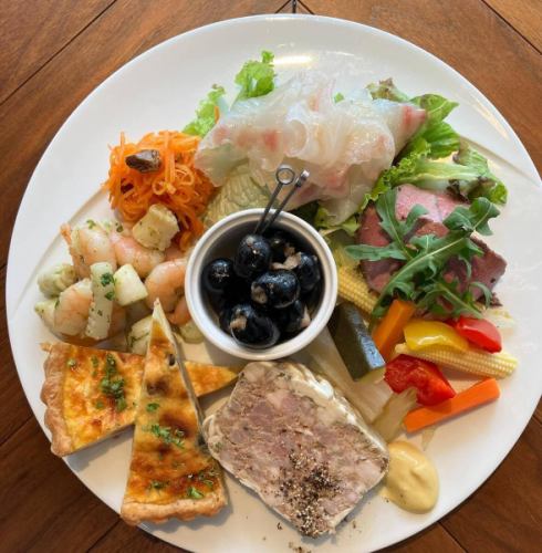 本日はお料理のご紹介です。
7/1よりグランメニューを変更しました。
今日は前菜で一番人気★
おすすめ前菜の盛り合わせです。
色んな前菜を豪快に盛り付けます。
ご来店されたらまずは頼んで頂きたい一皿です。

#スギモトザステーキ #名駅#名古屋#前菜盛り合わせ#ステーキ#Tボーン#熟成肉#ビストロ#ワイン#宴会#オステリア#女子会#肉#名駅3