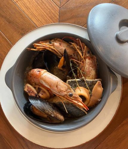 Today I'd like to introduce you to seafood dishes.
Sugimoto the Steak wants many customers to enjoy their T-bone steaks, which are carefully aged, in a relaxed and lively atmosphere.This is the kind of restaurant we are filled with, but for customers who are not satisfied with just steak, we would like to introduce bouillabaisse, one of the exquisite dishes created by chefs who have worked at famous restaurants.This dish is full of seafood flavor and goes well with rosé or white wine.Please try it.

#Sugimoto the Steak #Nagoya #Mei Station #Meat #Aged meat #T-bone #Steak #Meat on the bone #Sugimoto #Wine #Bistro #Osteria #Girls' night out #Banquet