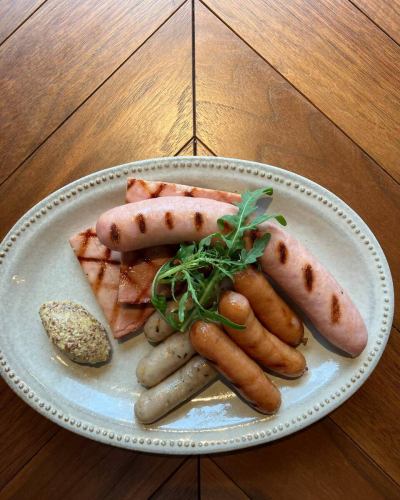 Introducing our sausage platter.
This plate features four types of sausage, including Sugimoto's original sausage and Italian sausage.
How about some bubbles or beer for the coming season?
#Sugimoto the Steak #Nagoya #Mei Station #Meat #Aged meat #T-bone #Steak #Meat on the bone #Sugimoto #Wine #Bistro #Osteria #Girls' night out #Banquet