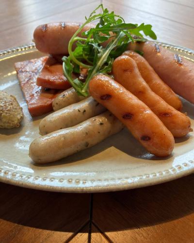 Introducing our sausage platter.
This plate features four types of sausage, including Sugimoto's original sausage and Italian sausage.
How about some bubbles or beer for the coming season?
#Sugimoto the Steak #Nagoya #Mei Station #Meat #Aged meat #T-bone #Steak #Meat on the bone #Sugimoto #Wine #Bistro #Osteria #Girls' night out #Banquet