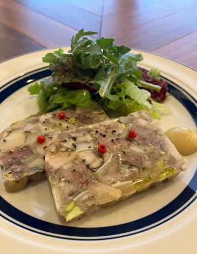 シーズナル料理のご紹介です。
10月シーズナル料理の1品
豚肉と木の子のテリーヌ"コッパ・ロマーナ"
豚の耳やホホ、軟骨などの部位を香味野菜とスパイスなどと一緒に煮込み、天然のゼラチンで固めた料理です。
1品1品手間ひまかけ、最高の状態でお客様に届けたいという思いで料理人たちは腕をふるってます。
是非、この機会にご賞味ください。

#スギモトザステーキ #名古屋#名駅#肉#熟成肉#Tボーンステーキ#骨付き肉#スギモト#ワイン#ビストロ#オステリア#女子会#宴会#デザート#コッパ・ロマーナ#シーズナル料理