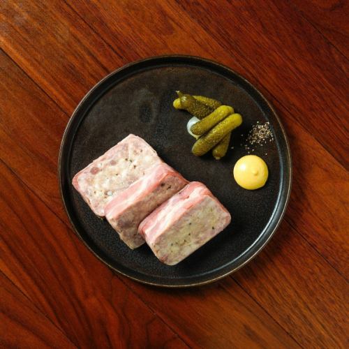 愛知みかわ豚のパテ コルニッション添え