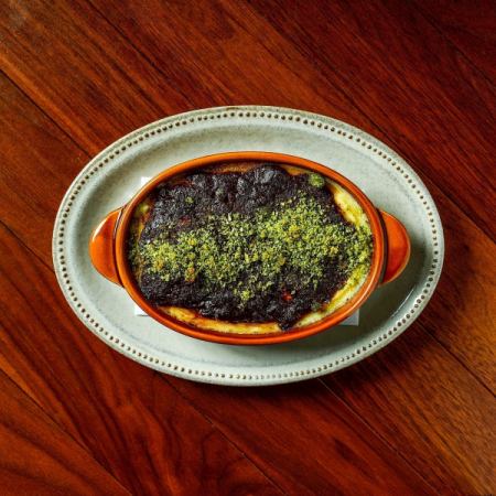 牛タンの赤ワイン煮込みとマッシュポテトのオーブン焼き