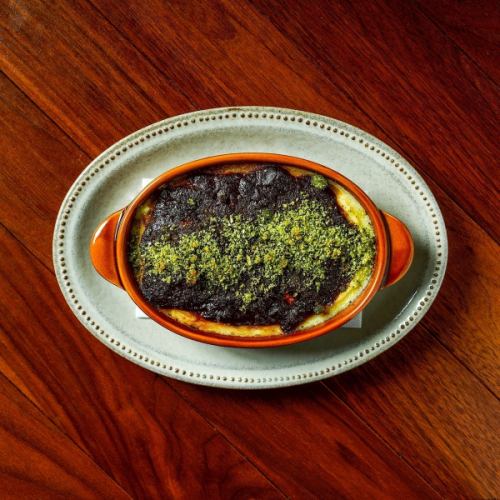 牛タンの赤ワイン煮込みとマッシュポテトのオーブン焼き