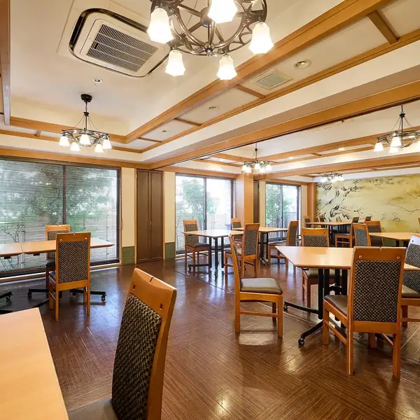 我们提供畅饮套餐，以及根据您的预算量身定制的套餐，其中包含丰富的螃蟹菜肴和时令推荐。我们提供各种类型的房间，以满足您的需求，无论是欢送会、欢迎会、商务招待、朋友聚会还是女生之夜。